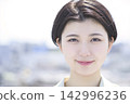 展現女性清新笑容的自然肖像。 142996236