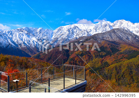 秋季,從白馬岩嶽山度假村眺望白馬山脈 秋季,從白馬岩嶽山度假村眺望白馬山脈 142996395
