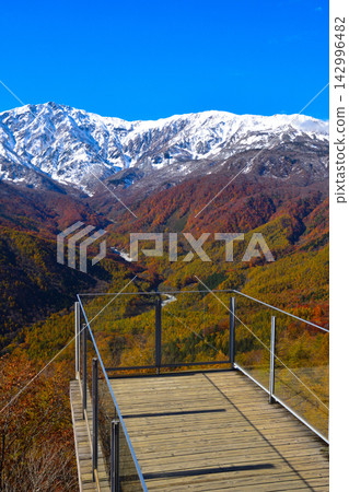 秋季,從白馬岩嶽山度假村眺望白馬山脈 秋季,從白馬岩嶽山度假村眺望白馬山脈 142996482