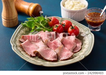 烤牛肉放在盤子裡 烤牛肉放在盤子裡 142996483