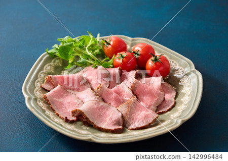 烤牛肉放在盤子裡 烤牛肉放在盤子裡 142996484