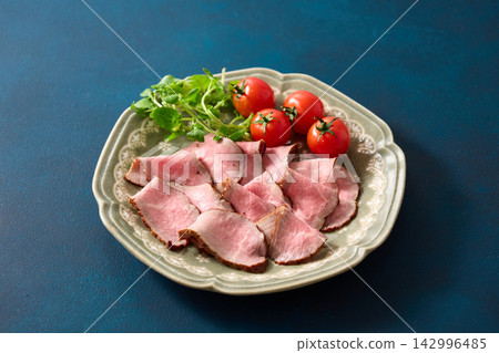 烤牛肉放在盤子裡 烤牛肉放在盤子裡 142996485