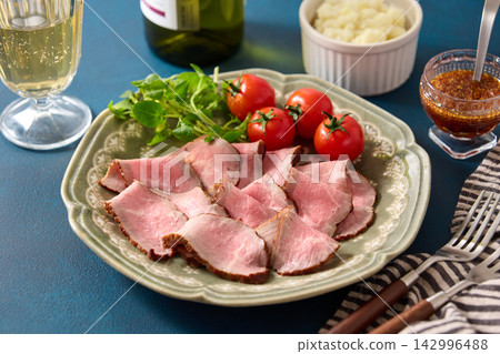 烤牛肉放在盤子裡 烤牛肉放在盤子裡 142996488