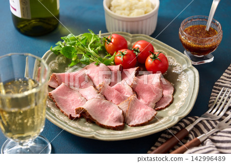烤牛肉放在盤子裡 烤牛肉放在盤子裡 142996489