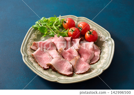 Roast beef served on a plate Roast beef served on a plate 142996500