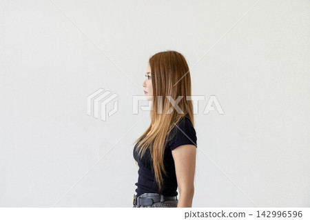一間極簡主義工作室和一位女性 一間極簡主義工作室和一位女性 142996596