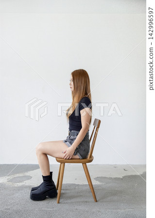 一間極簡主義工作室和一位女性 142996597