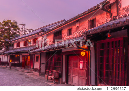I was lucky enough to visit the Kurashiki Bikan Historical Quarter at a beautiful sunset, and the scenery was truly impressive. 142996817