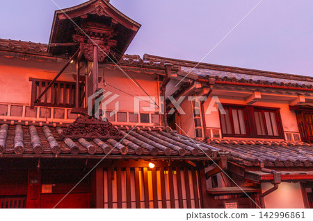 I was lucky enough to visit the Kurashiki Bikan Historical Quarter at a beautiful sunset, and the scenery was truly impressive. I was lucky enough to visit the Kurashiki Bikan Historical Quarter at a beautiful sunset, and the scenery was truly impressive. 142996861