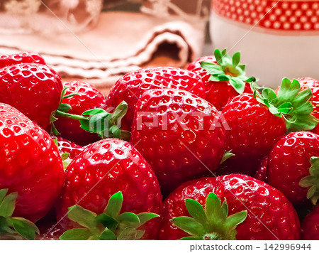 Fresh red strawberries with water drops close up 142996944