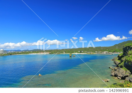 沖繩萬座海灘清澈湛藍的大海,景色優美 沖繩萬座海灘清澈湛藍的大海,景色優美 142996991