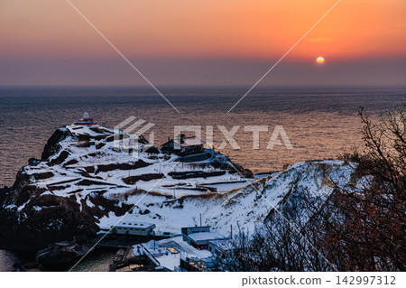 Otaru Shukutsu Panorama Observatory: The horizon sparkling in the morning sun, the Hiyoriyama Lighthouse, and the winter scenery of the Otaru Herring Mansion. Otaru Shukutsu Panorama Observatory: The horizon sparkling in the morning sun, the Hiyoriyama Lighthouse, and the winter scenery of the Otaru Herring Mansion. 142997312