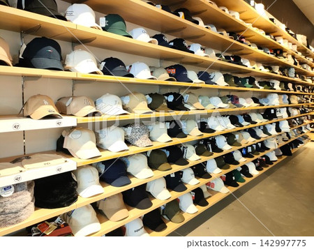 一家服飾店的牆上掛滿了琳瑯滿目的棒球帽。 一家服飾店的牆上掛滿了琳瑯滿目的棒球帽。 142997775