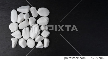 White marble pebble, decorative garden stone White marble pebble, decorative garden stone 142997860
