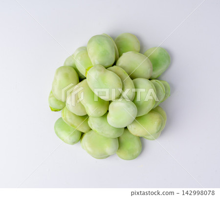 Broad beans or fava beans closeup 142998078