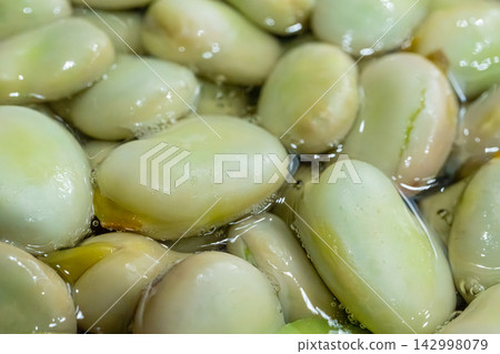 Broad beans or fava beans closeup Broad beans or fava beans closeup 142998079