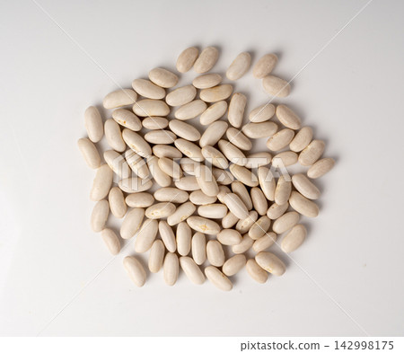 White kidney bean, dry cannellini beans pile White kidney bean, dry cannellini beans pile 142998175