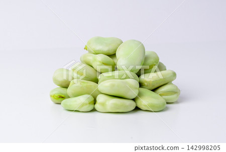 Broad beans or fava beans closeup Broad beans or fava beans closeup 142998205