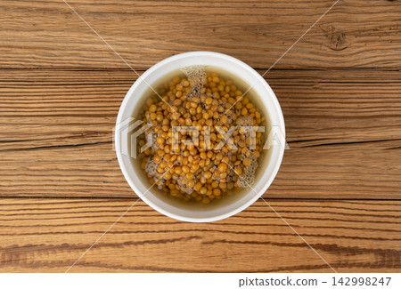 Cooked lentil, boiled green lentils 142998247