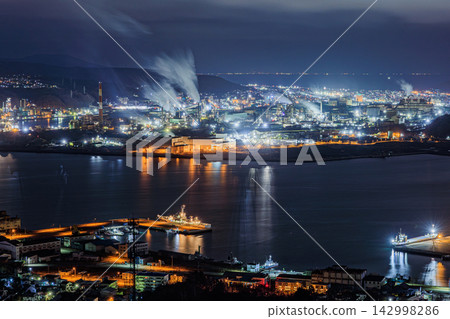 室蘭市以製造業聞名，擁有工廠璀璨的夜景和寧靜的海港風光。 142998286