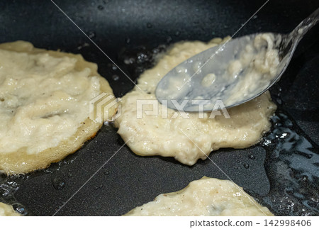 Potato Pancakes, Draniki, Deruny, Potato Latkes, or Latkas, Irish Cakes Potato Pancakes, Draniki, Deruny, Potato Latkes, or Latkas, Irish Cakes 142998406