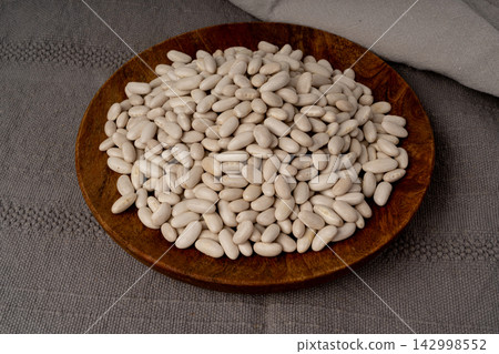 White kidney bean, dry cannellini beans pile 142998552
