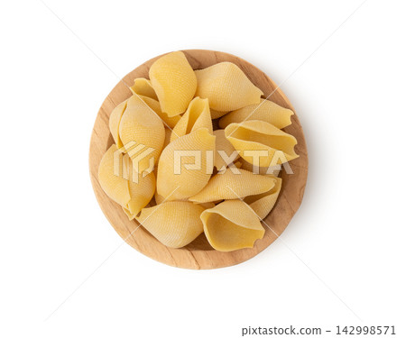 Raw conchiglioni pasta isolated. Dry conchiglie noodle in shell shape, big Italian macaroni 142998571
