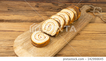 Swiss Roll, Round Sponge Cake, Sliced Rolled Vanilla Biscuit with Jam Filling, Swiss Dessert, Log Cake Swiss Roll, Round Sponge Cake, Sliced Rolled Vanilla Biscuit with Jam Filling, Swiss Dessert, Log Cake 142998645