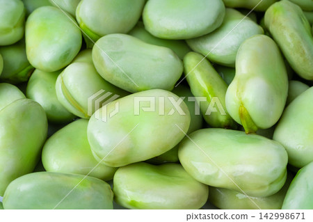 Broad beans or fava beans closeup Broad beans or fava beans closeup 142998671