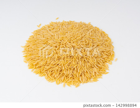 Raw orzo pasta, risoni or kritharaki pile 142998894