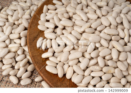 White kidney bean, dry cannellini beans pile White kidney bean, dry cannellini beans pile 142999009