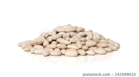 White kidney bean, dry cannellini beans pile 142999010