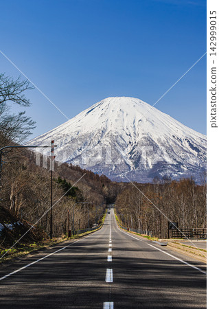 支笏洞爺國立公園:一條公路筆直地延伸至羊蹄山,白雪皚皚的蝦夷富士山巍峨聳立,氣勢磅礴。 支笏洞爺國立公園:一條公路筆直地延伸至羊蹄山,白雪皚皚的蝦夷富士山巍峨聳立,氣勢磅礴。 142999015