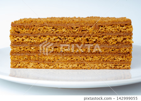 Honey cake isolated, medovik dessert piece Honey cake isolated, medovik dessert piece 142999055