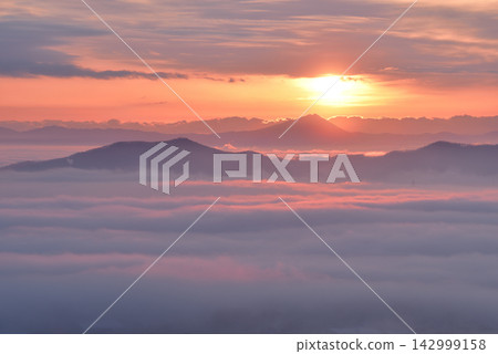 旭日東升,筑波山上雲海沐浴在晨光中;從大正山頂附近眺望三神岳和筑波山。 旭日東升,筑波山上雲海沐浴在晨光中;從大正山頂附近眺望三神岳和筑波山。 142999158