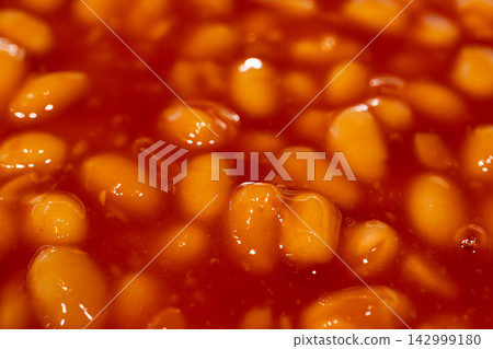 Baked white beans in tomato sauce texture close up Baked white beans in tomato sauce texture close up 142999180