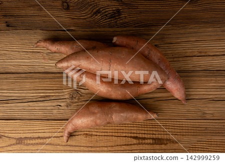 Raw sweet potato, red sweetpotato tubers Raw sweet potato, red sweetpotato tubers 142999259