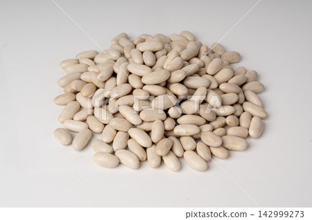 White kidney bean, dry cannellini beans pile White kidney bean, dry cannellini beans pile 142999273