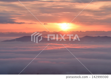 旭日東升,筑波山上雲海沐浴在晨光中;從大正山頂附近眺望三神岳和筑波山。 旭日東升,筑波山上雲海沐浴在晨光中;從大正山頂附近眺望三神岳和筑波山。 142999300