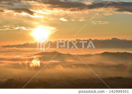 晨曦灑滿雲海;從大正山山頂附近眺望雲海和禦神山。 晨曦灑滿雲海;從大正山山頂附近眺望雲海和禦神山。 142999301