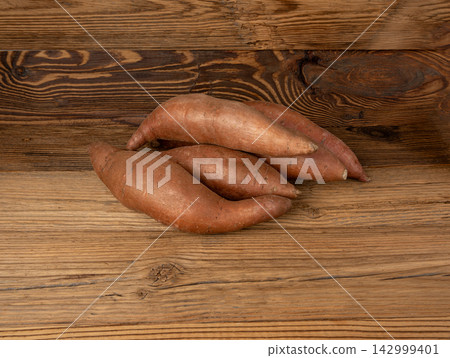 Raw sweet potato, red sweetpotato tubers Raw sweet potato, red sweetpotato tubers 142999401