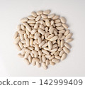 White kidney bean, dry cannellini beans pile 142999409