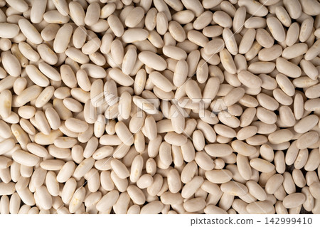 White kidney bean, dry cannellini beans pile White kidney bean, dry cannellini beans pile 142999410