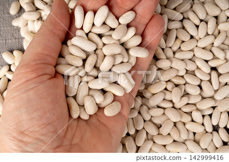 White kidney bean, dry cannellini beans pile White kidney bean, dry cannellini beans pile 142999416