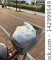 從裝滿購物袋的自行車上看到的城市日常景象。 142999549