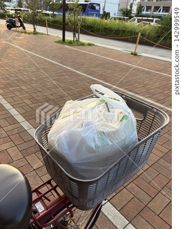 從裝滿購物袋的自行車上看到的城市日常景象。 從裝滿購物袋的自行車上看到的城市日常景象。 142999549