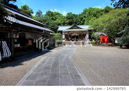 Located beside the Shiratorizuka Kofun, the burial mound where Yamato Takeru is said to be buried, is the Kasato Shrine. Located beside the Shiratorizuka Kofun, the burial mound where Yamato Takeru is said to be buried, is the Kasato Shrine. 142999765