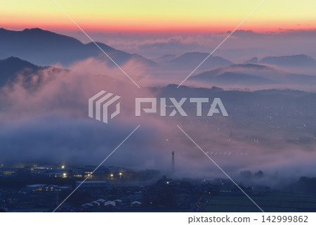 從大山南峰眺望黎明前薄霧籠罩的夜景和山脈。 從大山南峰眺望黎明前薄霧籠罩的夜景和山脈。 142999862