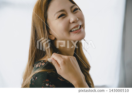 一張日本女性臉部特寫,她笑容甜美。 一張日本女性臉部特寫,她笑容甜美。 143000510