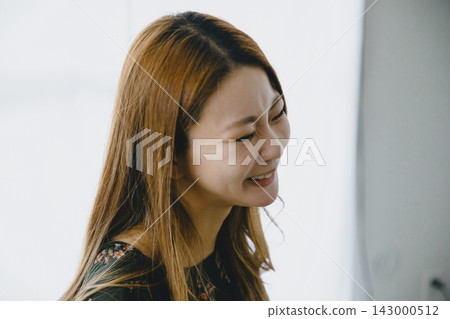 一張日本女性臉部特寫，她笑容甜美。 143000512